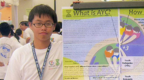 Bên cạnh đó, có ước mơ du học từ nhỏ, Huy bắt đầu trang bị vốn tiếng Anh ngay từ bậc tiểu học. Bắt đầu làm quen với tiếng Anh từ lớp 2 qua các mẩu truyện vui, đến năm 13 tuổi Huy đã lấy được chứng chỉ CAE (Certificate in Advanced English) và đạt 7,5 điểm IELTS năm 15 tuổi. Năm 2012, Huy xuất sắc vượt qua kỳ thi SAT với điểm số cận tuyệt đối 2.390/2.400 điểm.