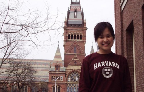 Tôn Hà Anh (cựu học sinh của trường Amsterdam, Hà nội) đã từng được 5 trường Đại học hàng đầu của Mỹ "trải thảm đỏ" mời nhập học trong đó có Harvard. Hà Anh đã chọn Harvard để viết tiếp giấc mơ của mình.