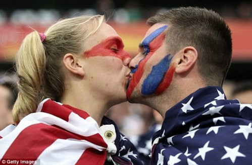 Nụ hôn mừng chiến thắng của cặp đội cổ động viên Mỹ khi tuyển Mỹ đánh bại Ghana trong lượt trận đầu tiên của vòng bảng.