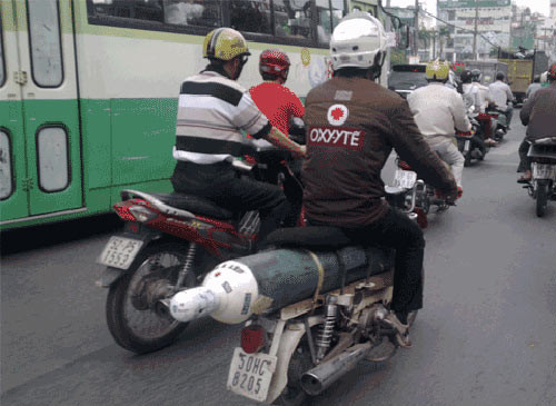 Chàng trai Oxy Y tế này khiến người đi đường phải ái ngại với cọc oxy mà anh ta ngồi lên.