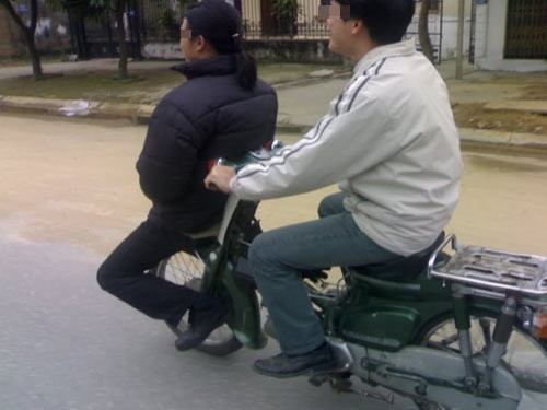 Nhất định phải ngồi đằng trước. Không chỉ cản trở tầm nhìn gây nguy hiểm cho chính mình mà còn có khả năng gây tai nạn cho người khác.