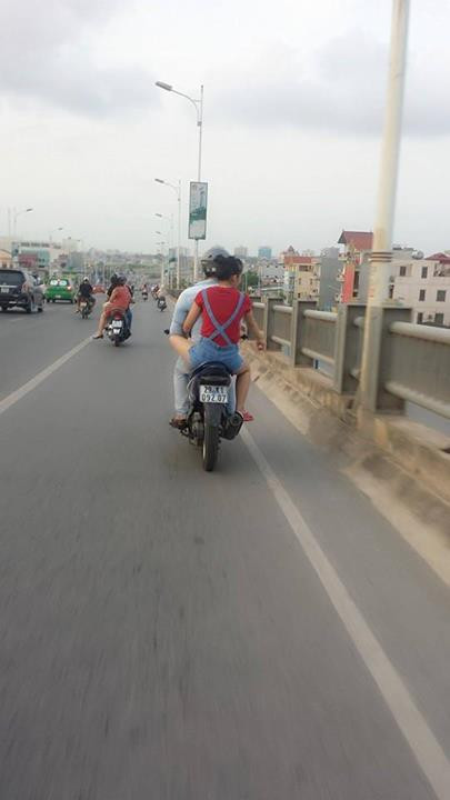 Quá là "khó coi" cảnh cô gái thản nhiên gác một chân lên đùi người yêu khi đang tham gia giao thông.
