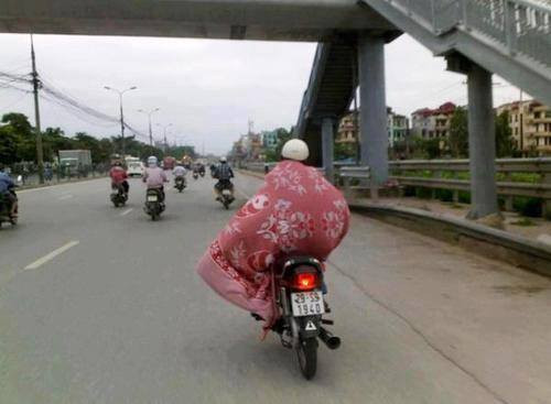 Còn anh chàng này thì không ngại ngần khoác cả chiếc chăn ra đường.