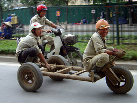 Anh ở đầu xe, em ở cuối xe.