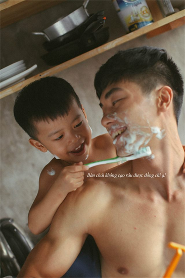 Trong khi đó, cậu bé đóng vai con trai tên thật là Lăng đã khiến chính nhiếp ảnh gia phải ngạc nhiên vì tài diễn xuất trước ống kính của mình.