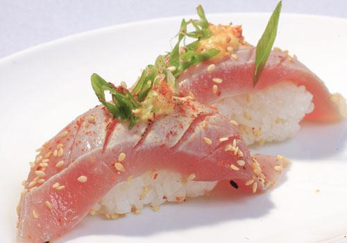 Một chế độ ăn nhiều chất béo bão hòa như mỡ động vật trong thịt đỏ là yếu tố đầu tiên gây bệnh. Do vậy, hãy thay thế bằng khẩu phần ăn nhiều cá giàu omega 3 hàng ngày để phòng tránh bệnh.