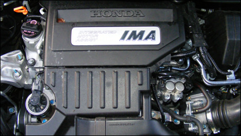 Tất cả các phiên bản Honda CR-Z 2015 đều sử dụng động cơ Hybrid Integrated Motor Assist do Honda chế tạo. Động cơ xăng I4 1.5L phối hợp với mô tơ điện cho công suất 130 mã lực.