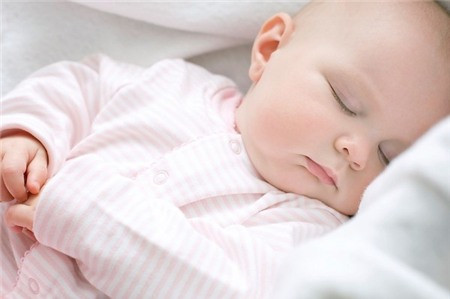 Cho trẻ nằm ngủ trên những bề mặt quá mềm. Nhiều bậc cha mẹ cứ tưởng rằng cho trẻ ngủ trên đệm quá mềm vào mùa đông hay thậm chí vì “cưng” con quá mà cho chúng ngủ ngay trên người của mình. Đây thực sự là một sai lầm vì xương trẻ sơ sinh chưa phát triển hoàn chỉnh, rất mềm và rất dễ bị tổn thương. Cho trẻ nằm trên những bề mặt gồ ghề hay quá mềm có thể làm cong vẹo cột sống của trẻ.