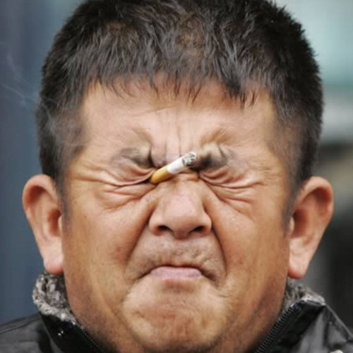 Hút thuốc bằng mắt. Người đàn ông Trung Quốc này đã cho điếu thuốc lên mắt hút rồi nhả khói qua miệng
