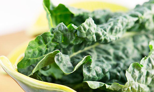 4. Các loại rau. Mụn là một trong những điều phiền toái nhất của những ngày đèn đỏ. Vitamin A có nhiều trong rau xanh là vũ khí tuyệt vời chống lại mụn trứng cá. Loại vitamin hòa tan này còn có tác dụng làm mềm da và bảo vệ da khỏi tia cực tím. Bạn có thể dùng măng tây, củ cải, dưa chuột, sau diếp, rau mùi tây, cà chua, cải xoong…trong thời kỳ kinh nguyệt để giảm chứng đầy hơi trong suốt kỳ kinh.