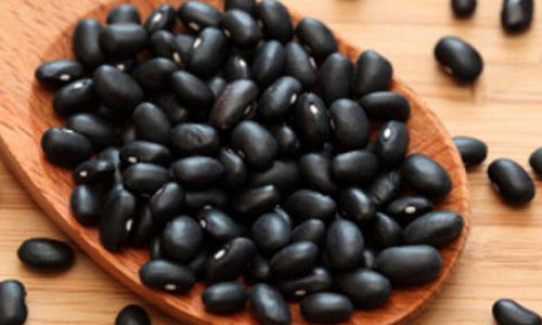 2. Carbohydrate tự nhiên. Chất serotonin trong não bộ có thể giúp cải thiện tâm trạng. Carbohydtrate chính là chất chủ yếu để tạo nên serotonin. Theo các nhà khoa học thì những loại trái cây, rau củ quả chứa carbohydrate tự nhiên rất tốt trong suốt quá trình kinh nguyệt. Bạn cũng có thể sử dụng đậu đen, khoai lang để cơ thể không bị phù nề, đầy hơi và chướng bụng trong những ngày "đèn đỏ". Ngoài ra, đồ ngọt cũng giúp đánh tan cảm giác mệt mỏi.