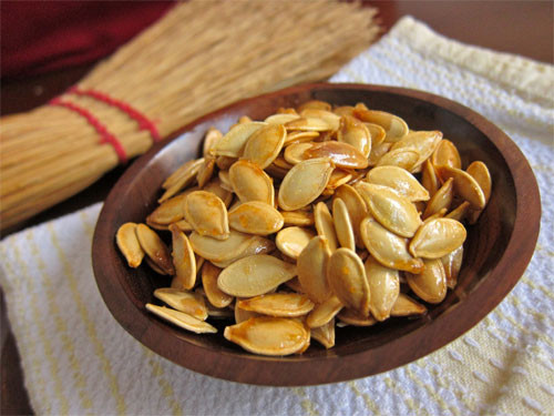 8. Các loại hạt. Bạn hãy thử ăn vặt vài loại hạt trong những ngày nguyệt san vì nó không chỉ tốt cho hệ tiêu hóa mà còn giúp bạn ổn định cảm xúc.