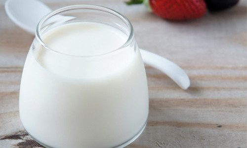 6. Thực phẩm giàu canxi. Thực phẩm giàu canxi và probiotic giúp đánh tan cảm giác lo âu, dễ cáu giận, trầm cảm trong ngày nguyệt san. Theo các chuyên gia dinh dưỡng thì phụ nữ cần tới 1200 mg canxi trong những ngày này.