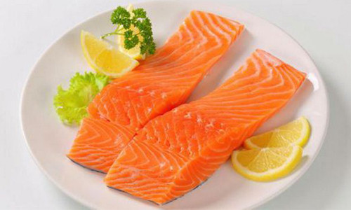 1. Các loại cá. Nhiều nghiên cứu gần đây cho thấy nồng độ acid béo trong cá có tác dụng làm giảm chứng trầm cảm ở cơ thể người. Ngoài ra, những loài cá chứa nhiều acid béo như cá hồi, cá ngừ, cá mòi có thể làm giảm chứng đau bụng kinh và nhiều triệu chứng khác. Những loại cá này sẽ giúp cân bằng nội tiết tố của cơ thể.