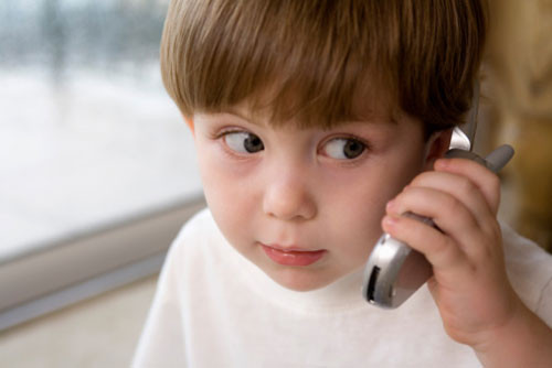 Đảm bảo trẻ nhỏ hơn biết tên của mình, địa chỉ, số điện thoại bao gồm mã vùng, và ai để gọi trong trường hợp khẩn cấp. Chỉ bé cách gọi số điện thoại khẩn cấp của địa phương. Thảo luận với trẻ phải làm gì nếu mình bị lạc ở nơi công cộng hoặc các cửa hàng - hầu hết các nơi đều có những thủ tục khẩn cấp để xử lý trẻ em bị lạc. Chỉ cho trẻ nhà bạn bè láng giềng xung quanh, nơi mà trẻ có thể tới trong trường hợp có rắc rối.