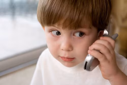 Đảm bảo trẻ nhỏ hơn biết tên của mình, địa chỉ, số điện thoại bao gồm mã vùng, và ai để gọi trong trường hợp khẩn cấp. Chỉ bé cách gọi số điện thoại khẩn cấp của địa phương. Thảo luận với trẻ phải làm gì nếu mình bị lạc ở nơi công cộng hoặc các cửa hàng - hầu hết các nơi đều có những thủ tục khẩn cấp để xử lý trẻ em bị lạc. Chỉ cho trẻ nhà bạn bè láng giềng xung quanh, nơi mà trẻ có thể tới trong trường hợp có rắc rối.