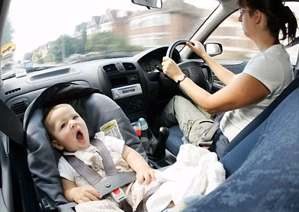 Chọn người chăm sóc, giữ trẻ, nhà cung cấp dịch vụ chăm sóc trẻ em, và vú em - một cách cẩn thận và kiểm tra hồ sơ nhân thân của họ. Nếu bạn đã thu xếp với một người nào đó để đón con của bạn ở trường hoặc chăm sóc ban ngày, hãy thảo luận sự sắp xếp trước với con bạn và với trường hoặc trung tâm chăm sóc và giám sát trẻ em.