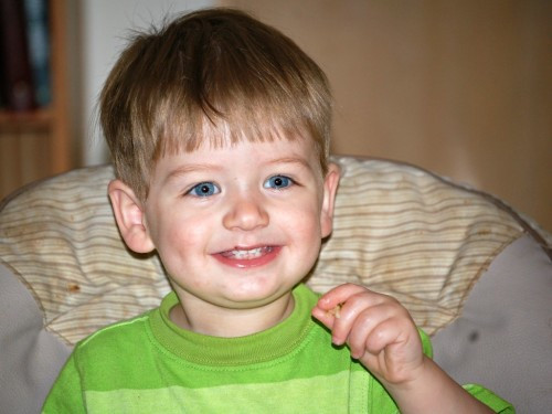 Tránh cho con của bạn mặc quần áo có tên đính kèm - trẻ em có khuynh hướng tin tưởng người lớn biết tên của chúng.