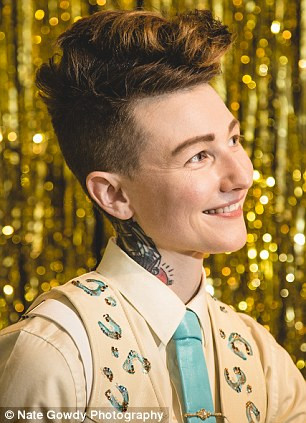 Họ đã tự tổ chức một đám cưới cho chính mình để tạo bước đệm ban đầu cho cuộc sống gia đình của những người đồng tính.