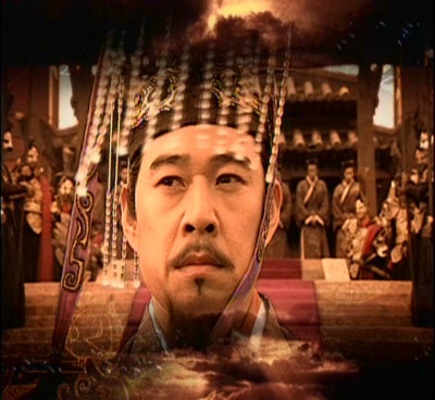 Trong khi những nguồn khác lại cho rằng ông lùn và bị dị dạng. Một số ý kiến cho rằng hoàng đế có đôi mắt to, mũi cao, giọng nói sang sảng và tinh thần quyết đoán, dáng đi thẳng, tự tin giống vị thần Apollo. Trong khi có quan điểm mà đại diện là nhà văn, nhà sử học và nhà khảo cổ Guo Moruo cho rằng, Tần Thủy Hoàng mũi gãy, nhãn cầu lồi và giọng nói giống tiếng tru của chó rừng. Ngực ông nhô ra, ông bị viêm khí quản và bị còi xương.