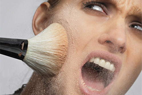 Kích ứng da. Da mặt là một trong những vùng da nhạy cảm nhất trên cơ thể. Chính vì vậy, việc sử dụng các sản phẩm làm đẹp liên tục trong thời gian dài có thể gây ra hiện tượng dị ứng, kích ứng da, đặc biệt là ở những người có làn da nhạy cảm. Nguyên nhân là bởi trong các sản phẩm đó thường có chứa nhiều thành phần hóa học. Bất cứ phần da nào của cơ thể có tiếp xúc với hóa chất đều có khả năng gặp phải các biểu hiện của dị ứng như ngứa, khô, mẩn đỏ, phát ban, thậm chí còn có thể bị bong tróc và mọc mụn.