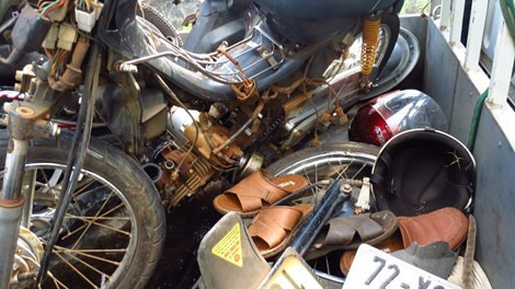 Xe máy của các dân quân, dân phòng cũng được đưa về để điều tra.