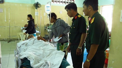 Bộ chỉ huy Quân sự tỉnh Bà Rịa-Vũng Tàu thăm hỏi dân quân bị tai nạn taị bệnh viện Bà Rịa.