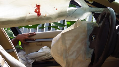 Theo thông tin ban đầu, khoảng thời gian trên lực lượng dân quân, dân phòng xã Láng Lớn và thị trấn Ngãi Giao đang tập hợp lực lượng tại địa điểm giao giữa hai địa phương để chuẩn bị phối hợp tuần tra chống tội phạm. Tuy nhiên do chưa đủ người nên các dân quân, dân phòng ngồi trên các xe máy đậu bên đường để đợi.