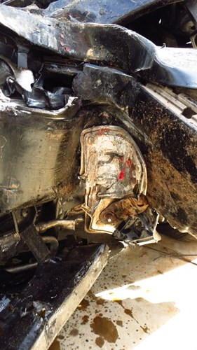 Lúc này, xe ôtô hiệu BMW 750 biển số 29A- 410.86 đang đổ dốc chạy với tốc độ cao bất ngờ lao sang bên đường va chạm vào hơn chục dân quân, dân phòng rồi tiếp tục đâm vào một cây nhỏ bên đường, đâm một cột điện gần đó trước khi lật ngửa.