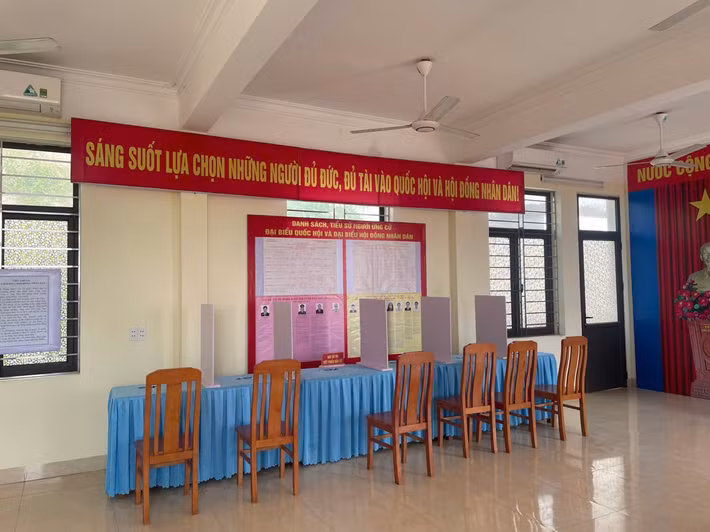 Theo ông Đông, Bạch Long Vĩ là địa phương duy nhất của thành phố tổ chức bầu cử vào ngày 14/3, sớm hơn 1 ngày so với ngày bầu cử chung toàn quốc. Đặc khu Bạch Long Vĩ chỉ bầu 2 cấp là đại biểu Quốc hội và đại biểu HĐND thành phố, không bầu đại biểu HĐND cấp xã, phường như các địa phương khác.