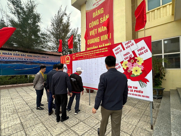 Cùng với sự chuẩn bị tích cực của các phòng, ban, đơn vị tại đặc khu Bạch Long Vĩ, đoàn công tác của Ủy ban Bầu cử thành phố cũng đã có mặt để kịp thời đôn đốc, chỉ đạo, bảo đảm cuộc bầu cử diễn ra an toàn, đúng quy định.