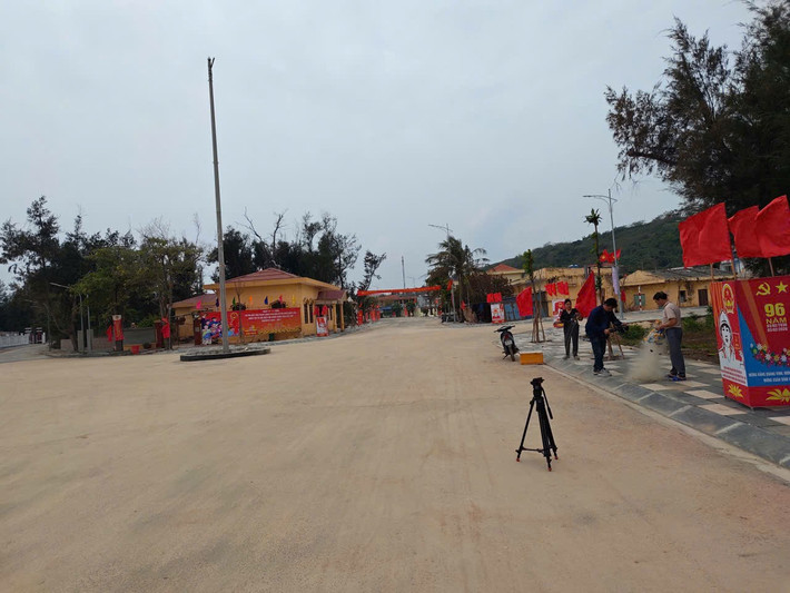 Các tuyến đường trên đảo tiền tiêu xa bờ nhất của Việt Nam trên vịnh Bắc Bộ đâu đâu cũng rực rỡ băng rôn, khẩu hiệu và cờ hoa.