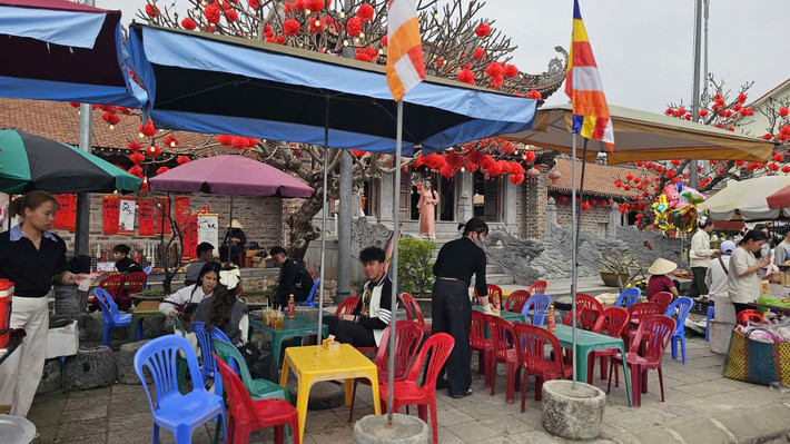 Khu vực trước cửa chùa, hàng quán bày bán lộn xộn.