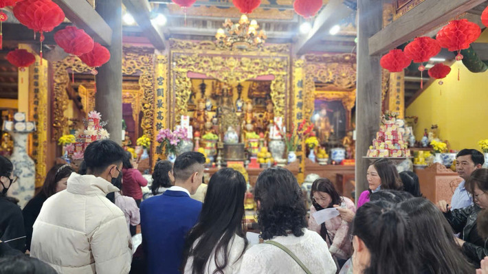 Ngay dưới ban thờ trong chùa, một nhóm phụ nữ bày bộ quẻ thẻ kèm một chiếc khay để du khách bỏ tiền, rút quẻ.