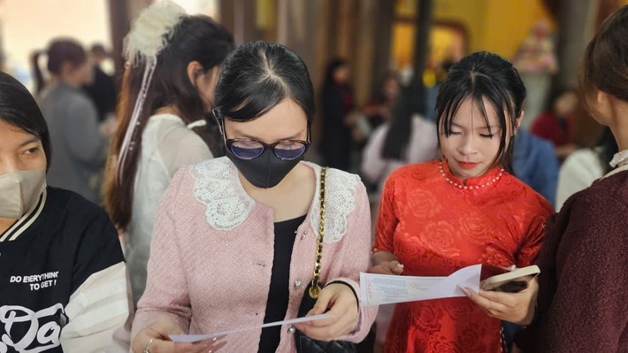 Du khách sau khi rút quẻ thẻ.