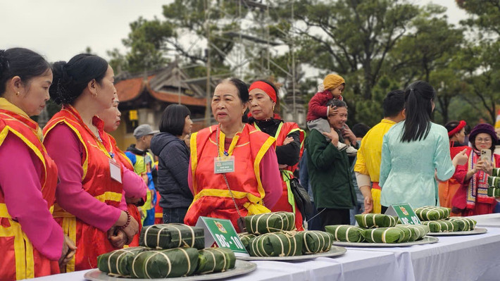 Các đội gói bằng tay, không dùng khuôn và chuẩn bị nguyên liệu gồm: Gạo nếp (trọng lượng sau khi ngâm xong, để ráo nước là 6,8 kg; đỗ xanh: 1,5 kg đã bóc vỏ, đồ chín; thịt lợn: 0,8 kg được phép thái thành các miếng nhỏ (để gói 5 bánh mặn) và các gia vị, hạt tiêu, hành, muối, 1 mâm gỗ, 1 nồi luộc bánh, 1 bếp kiềng, lá dong. Củi nấu bánh do BTC chuẩn bị. Thời gian luộc là 6 giờ.