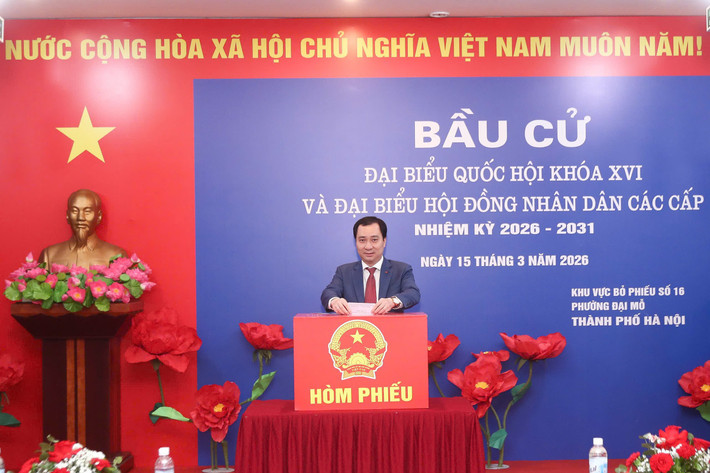 Ông Vũ Văn Tiến - Ủy viên Đoàn Chủ tịch TƯ MTTQ Việt Nam, Trưởng ban Tuyên giáo và Dân vận Đảng ủy Cơ quan UBTƯ MTTQ Việt Nam thực hiện quyền bầu cử tại Tổ bầu cử số 16, phường Đại Mỗ (Hà Nội).