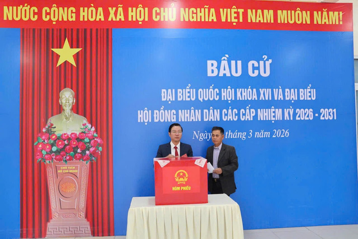 Sáng 14/3, cử tri trên địa bàn đặc khu Bạch Long Vĩ (TP Hải Phòng) đã nô nức tham gia bầu cử đại biểu Quốc hội khóa XVI và đại biểu HĐND các cấp nhiệm kỳ 2026 - 2031 trong không khí trang nghiêm, dân chủ và đúng quy định. Đây là những cử tri đầu tiên ở Hải Phòng đi bỏ phiếu bầu cử, do đặc thù xa đất liền.
