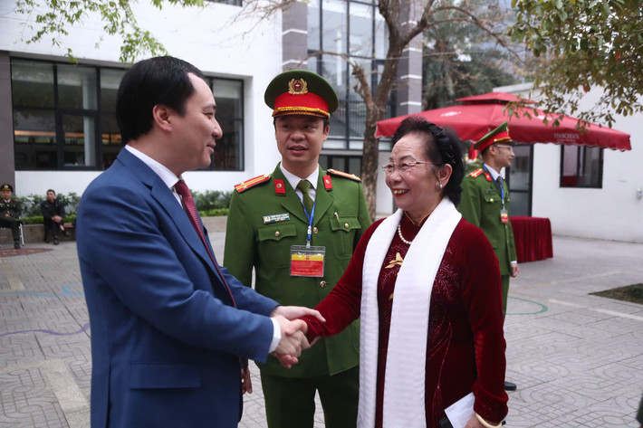 Ông Vũ Văn Tiến - Ủy viên Đoàn Chủ tịch TƯ MTTQ Việt Nam, Trưởng ban Tuyên giáo và Dân vận Đảng ủy Cơ quan UBTƯ MTTQ Việt Nam trao đổi cùng nguyên Phó Chủ tịch nước Nguyễn Thị Doan tại khu vực bỏ phiếu.