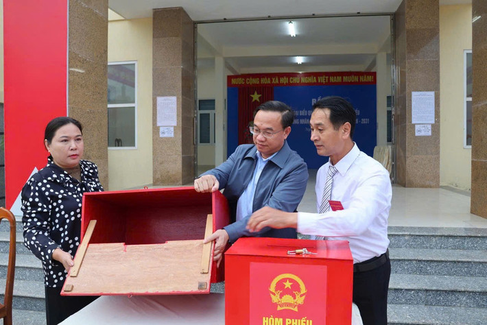 Không khí ngày bầu cử trên địa bàn đặc khu diễn ra sôi nổi, phấn khởi. Các tuyến đường chính, khu trung tâm và khu vực điểm bỏ phiếu được trang hoàng cờ Tổ quốc, pa nô, băng rôn, khẩu hiệu. Tất cả các hộ dân đều treo cờ Tổ quốc, tạo nên không khí rực rỡ, trang trọng, thể hiện tinh thần trách nhiệm của cử tri đối với ngày hội lớn của đất nước.