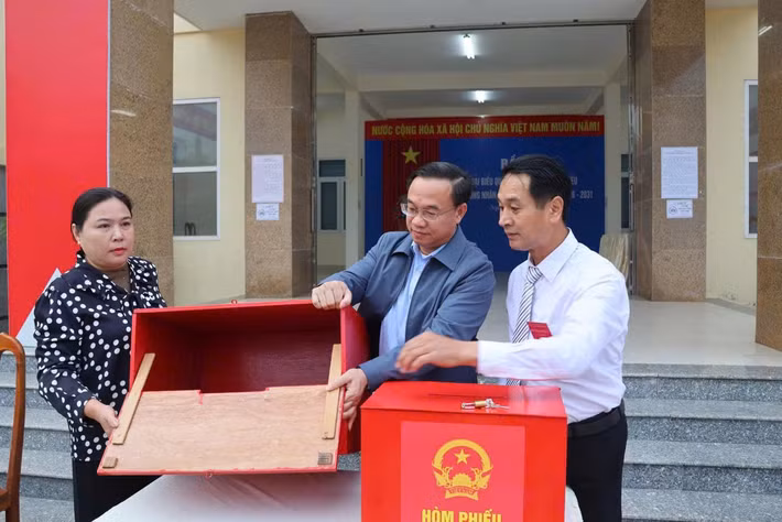 Không khí ngày bầu cử trên địa bàn đặc khu diễn ra sôi nổi, phấn khởi. Các tuyến đường chính, khu trung tâm và khu vực điểm bỏ phiếu được trang hoàng cờ Tổ quốc, pa nô, băng rôn, khẩu hiệu. Tất cả các hộ dân đều treo cờ Tổ quốc, tạo nên không khí rực rỡ, trang trọng, thể hiện tinh thần trách nhiệm của cử tri đối với ngày hội lớn của đất nước.