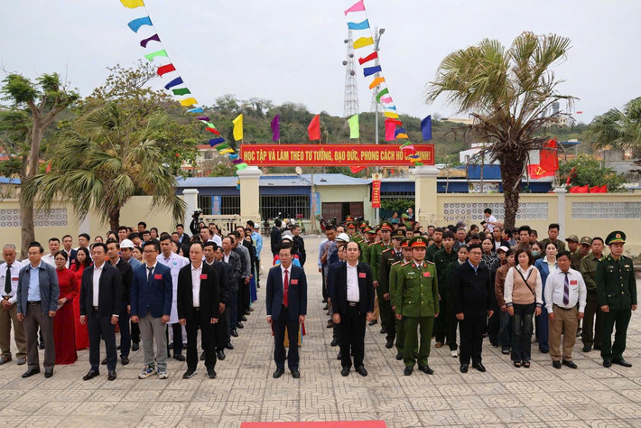 Đúng 6h30 phút sáng, các khu vực bỏ phiếu trên địa bàn đặc khu đã đồng loạt tổ chức lễ khai mạc trong không khí trang nghiêm và đúng quy định. Dự lễ khai mạc có đại diện Đoàn giám sát bầu cử thành phố, lãnh đạo Đảng ủy, UBND, Ủy ban MTTQ Việt Nam đặc khu cùng đông đảo cử tri là cán bộ, chiến sĩ và nhân dân trên đảo.