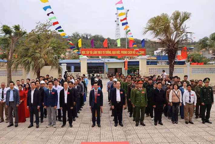 Đúng 6h30 phút sáng, các khu vực bỏ phiếu trên địa bàn đặc khu đã đồng loạt tổ chức lễ khai mạc trong không khí trang nghiêm và đúng quy định. Dự lễ khai mạc có đại diện Đoàn giám sát bầu cử thành phố, lãnh đạo Đảng ủy, UBND, Ủy ban MTTQ Việt Nam đặc khu cùng đông đảo cử tri là cán bộ, chiến sĩ và nhân dân trên đảo.