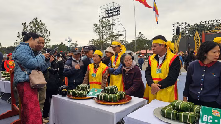 Hội thi thu hút đông đảo người dân du khách.