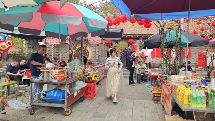 Chùa Tranh nằm sát Đền Tranh tại xã Ninh Giang (TP Hải Phòng) là điểm đến du xuân vãn cảnh của nhiều du khách dịp đầu xuân Bính Ngọ 2026. Tuy nhiên, nơi đây vẫn xuất hiện những hình ảnh chưa đẹp.