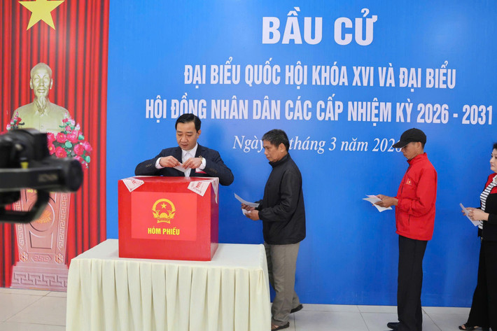 Lá phiếu đầu tiên trong cuộc bầu cử đại biểu Quốc hội khóa XVI và HĐND các cấp của Hải Phòng được cử tri đặc khu Bạch Long Vĩ bỏ vào hòm phiếu.