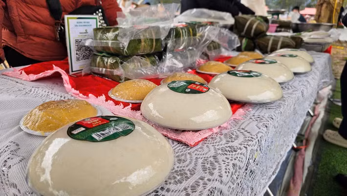 Phần thi giã bánh giầy sẽ diễn ra chiều cùng ngày với 6 đội tham giữ, mỗi đội có 6 nghệ nhân mặc trang phục lễ hội truyền thống. Thời gian đồ xôi, giã bánh và hoàn thiện 5 chiếc bánh là 50 phút. 5 bánh phải nặn thống nhất về hình dáng, kích thước, tròn, đều. Sau khi hoàn thiện, trên bánh dán chữ Hán Nôm: “Phúc”, “Lộc”, “Thọ” màu đỏ.