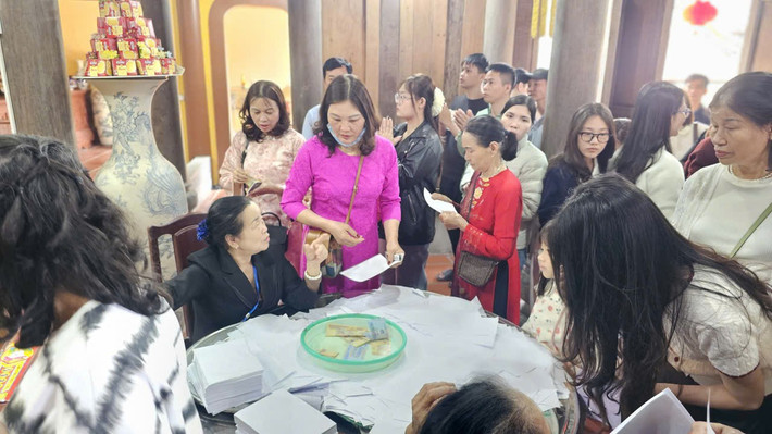 Du khách khi rút quẻ thẻ thường bỏ 10.000 đồng, 20.000 đồng vào khay.