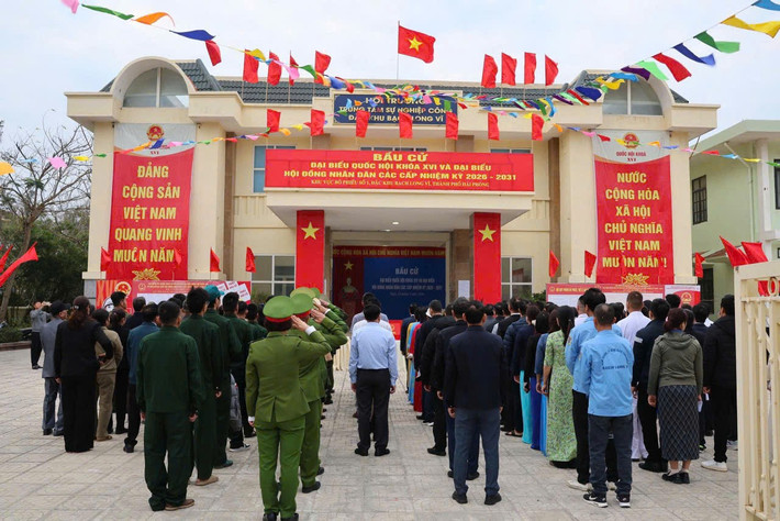 Ghi nhận của PV, công tác tổ chức bầu cử được chuẩn bị chu đáo. Các khu vực bỏ phiếu được trang trí trang trọng; hòm phiếu chính và hòm phiếu phụ được kiểm tra, niêm phong theo đúng quy trình. Các lực lượng công an, quân sự, biên phòng và dân quân thường trực được phân công thực hiện nhiệm vụ đảm bảo an ninh, trật tự tại các điểm bỏ phiếu.