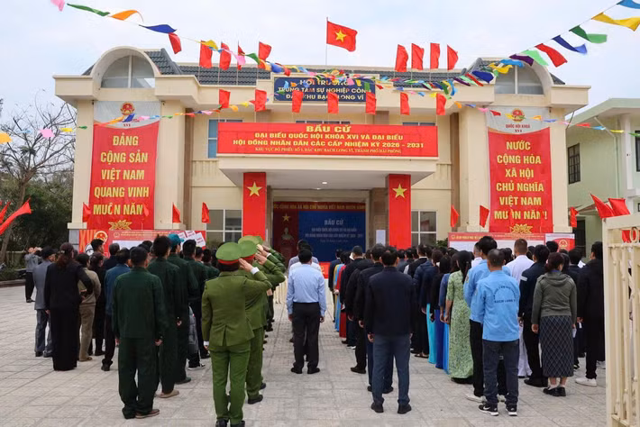 Ghi nhận của PV, công tác tổ chức bầu cử được chuẩn bị chu đáo. Các khu vực bỏ phiếu được trang trí trang trọng; hòm phiếu chính và hòm phiếu phụ được kiểm tra, niêm phong theo đúng quy trình. Các lực lượng công an, quân sự, biên phòng và dân quân thường trực được phân công thực hiện nhiệm vụ đảm bảo an ninh, trật tự tại các điểm bỏ phiếu.